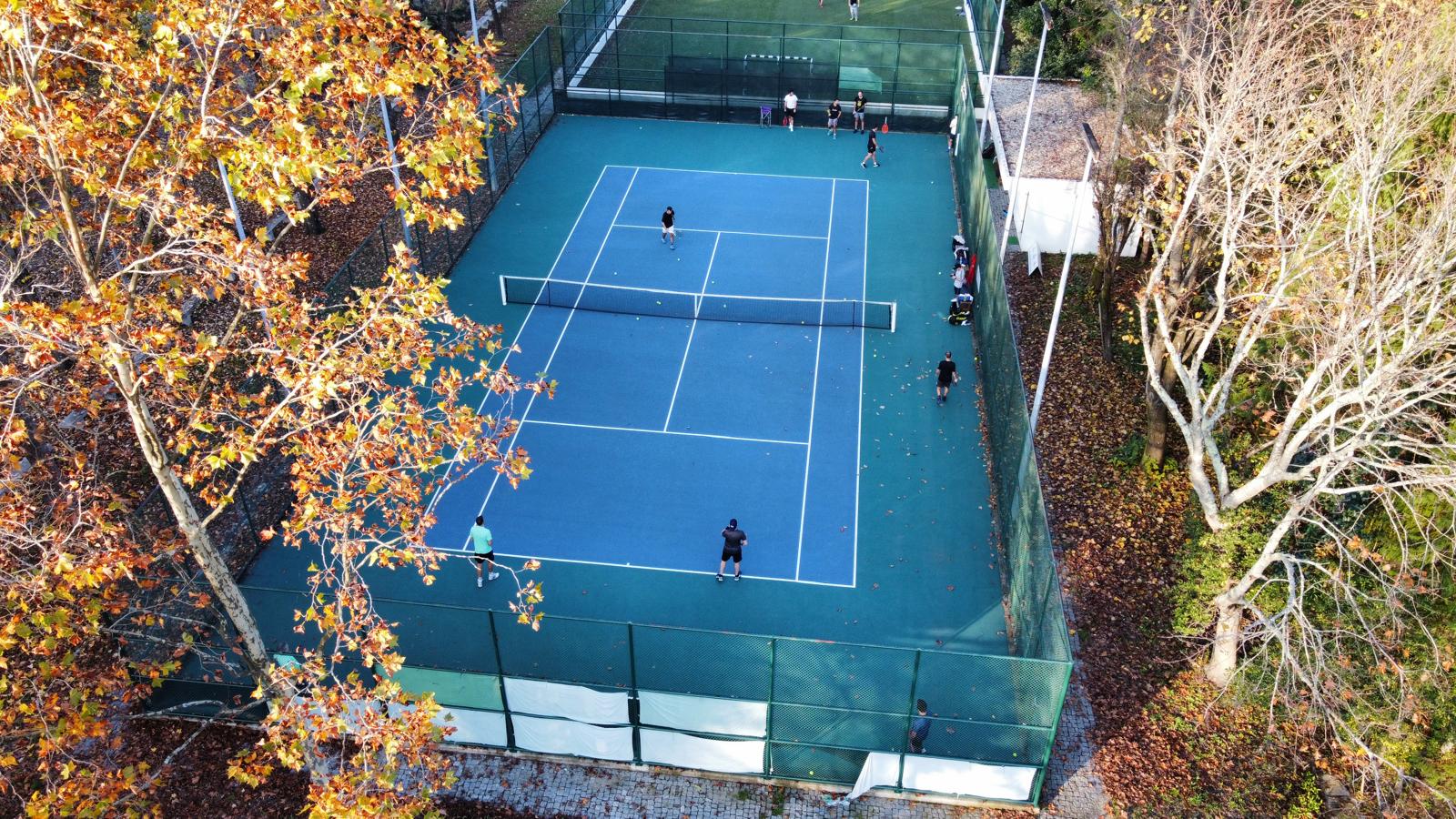Vista aérea de um court do clube